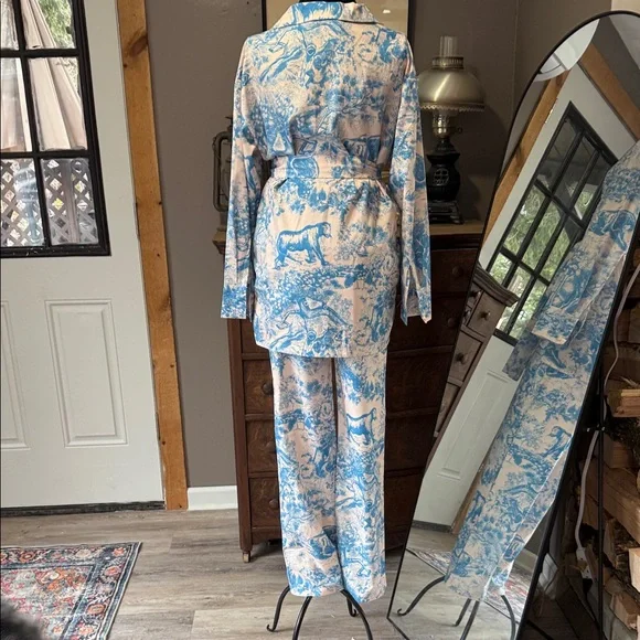 Blue and Cream Women's Printed Set (Almost Identical to the Commense version) - Picture 5 of 11